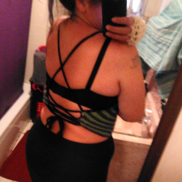 HANDMADE CROP TOP W/ LEAF DESIGN - Picture 4 of 5